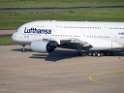 Lufthansa Airbus A 380 zu Besuch Flughafen Koeln Bonn P033